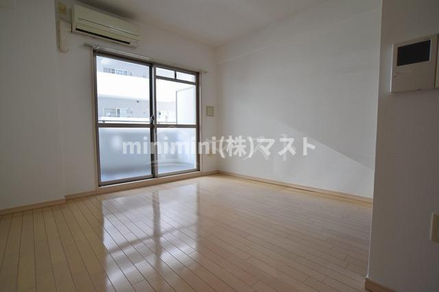 インベスト北梅田の居間・リビング