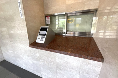 【その他共用部分】 | グラン・コート宇治東 | 【オートロック】エントランスにオートロック機能がありセキュリティにも配慮しています。