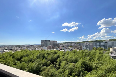 【展望】 | グラン・コート宇治東 | 【ルーフバルコニーからの眺望】最上階の角部屋で南西にバルコニーがあり物件からの眺望は開放的！