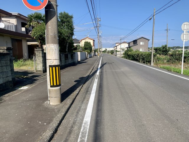 売土地　焼津市すみれ台の前面道路含む現地写真|歩道もあり前面道路も広いです