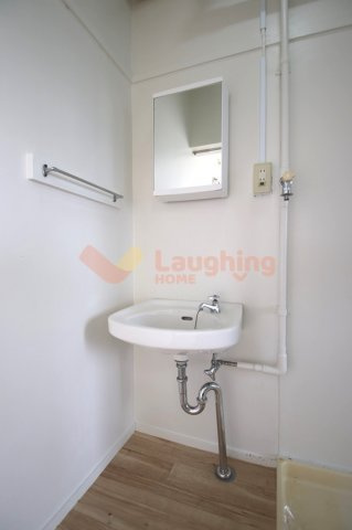 ビレッジハウス荒木1の洗面所|忙しい朝には欠かせない洗面所です