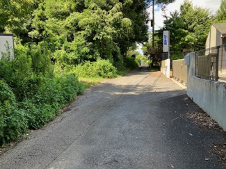 【周辺】 | 土地の接している北西側道路から北側へ向かうと、道路の入口があり、東西の道路と接しています。その道路の東側から西へ向かって撮影しました。