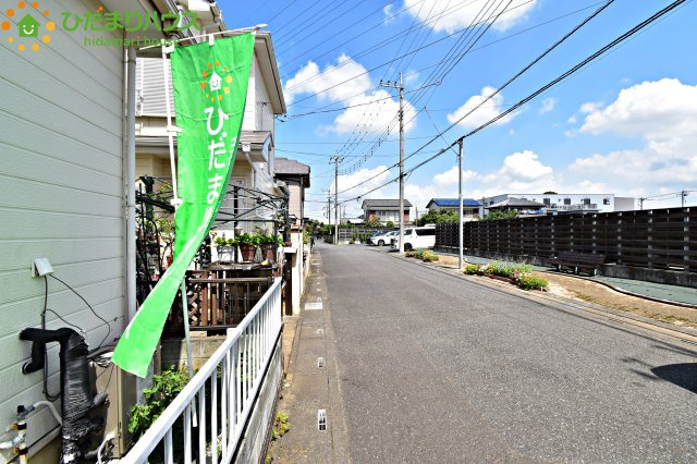 蓮田市閏戸　中古一戸建ての前面道路含む現地写真