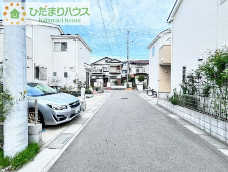 上尾市平塚　中古一戸建ての前面道路含む現地写真