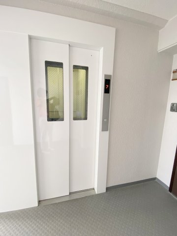 グリーンパーク三郷早稲田のその他共用部分|エレベーター2基完備で忙しい朝にも嬉しい