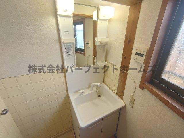 南中振1丁目戸建　賃貸の独立洗面台|独立洗面台あり、毎朝おしゃれに忙しい女性の方におすすめです
