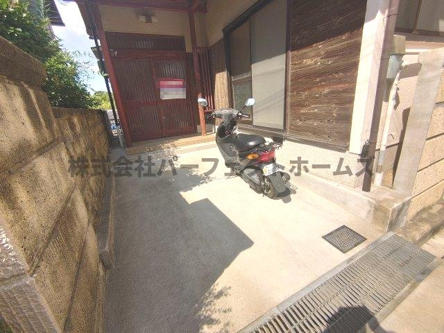 南中振1丁目戸建　賃貸の駐車場