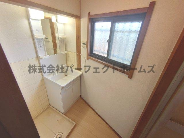 南中振1丁目戸建　賃貸の洗面所|広い洗面スペース