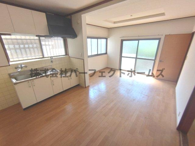 南中振1丁目戸建　賃貸の居間・リビング|こちらのリビングで趣味の時間をお楽しみください