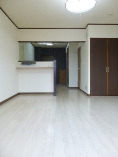 ウッドハウス【キャッシュバック対応物件】の居間・リビング|こちらの居間で趣味の時間をお楽しみください