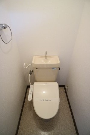 ウッドハウス【キャッシュバック対応物件】のトイレ|清潔感のあるトイレです