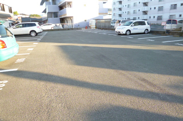 ウッドハウス【キャッシュバック対応物件】の駐車場|駐車場があるので、車を買う予定の方も安心です