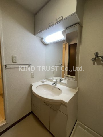 天神橋ハイムの洗面所|明るい洗面所です