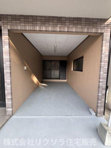 枚方市茄子作３丁目　中古一戸建ての駐車場|ビルトインガレージ