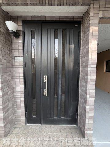 枚方市茄子作３丁目　中古一戸建ての玄関|落ち着いた玄関です