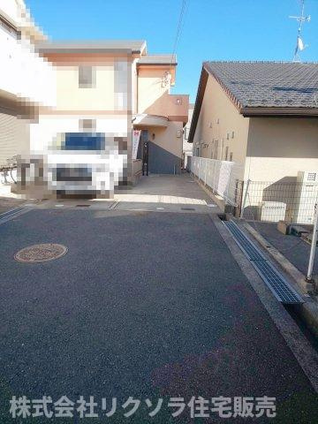 枚方市須山町　中古一戸建ての前面道路含む現地写真