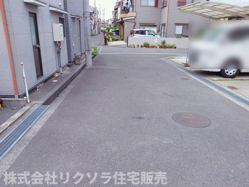 枚方市須山町　中古一戸建ての前面道路含む現地写真|幅員5.2ｍ
