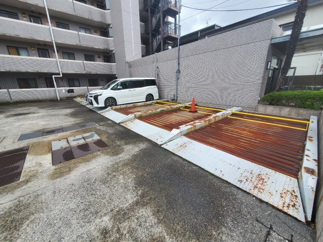 ラ・フォレ薬円台の駐車場