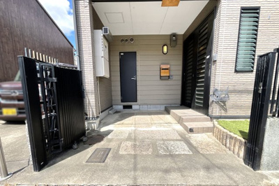 【駐車場】 | 伏見区深草直違橋５丁目　中古戸建 | 駐車場には軽自動車が1台停められます《奥行3.48ｍ　幅1.75ｍ》京都駅周辺まで車で約10分ほど。