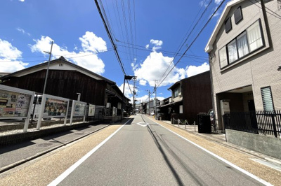 【前面道路含む現地写真】 | 伏見区深草直違橋５丁目　中古戸建 | 前道約6.74ｍの大通り《本町通り》にめんしています。事務所としての利用もお考え頂けます。