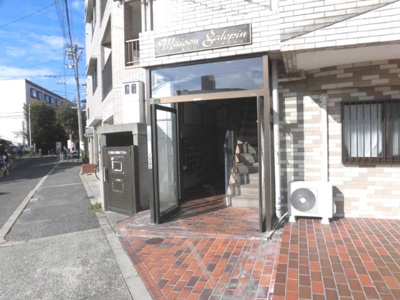 【エントランス】 | メゾンガロパンⅠ | 落ちついた外観にマッチしたエントランスです