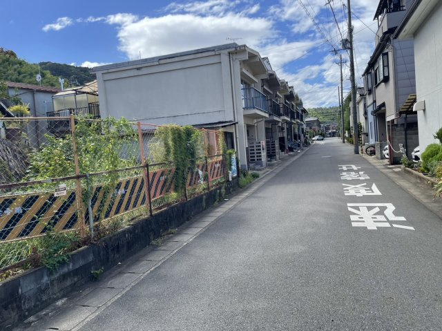 勧修寺柴山　条件無土地の前面道路含む現地写真