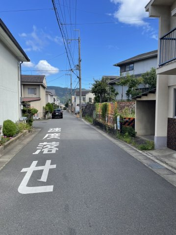 勧修寺柴山　条件無土地の前面道路含む現地写真