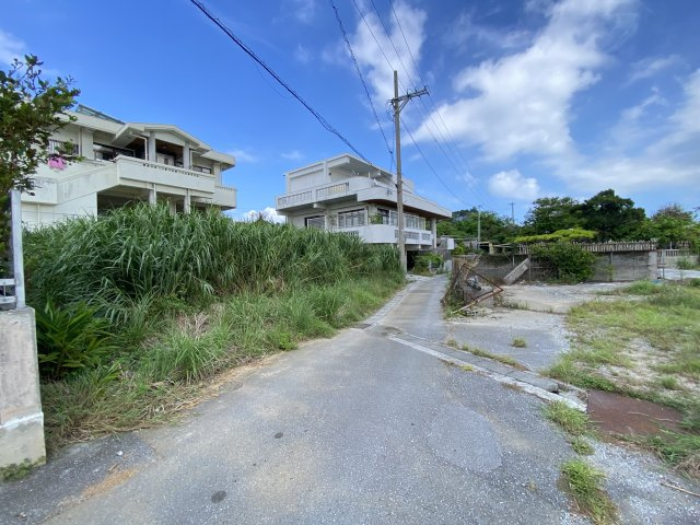 うるま市赤野（70坪・建築条件なし売地）の前面道路含む現地写真|※2023.8.22撮影