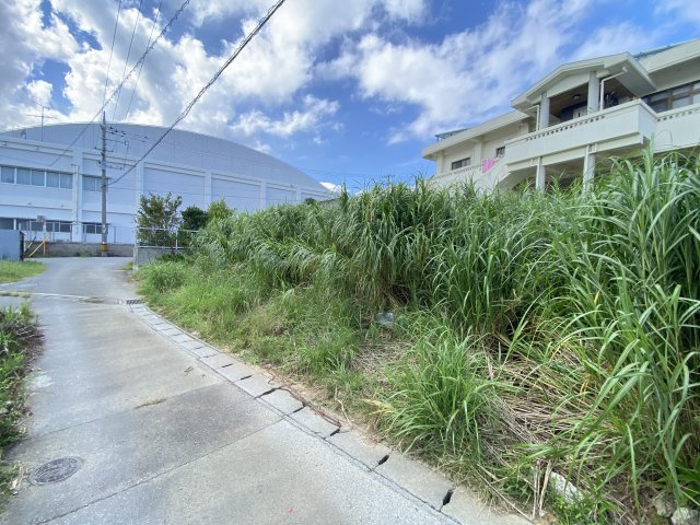 うるま市赤野（70坪・建築条件なし売地）の前面道路含む現地写真|※2023.8.22撮影