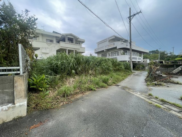 うるま市赤野（70坪・建築条件なし売地）の前面道路含む現地写真|※2023.8.12撮影