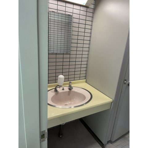 岐阜市雨踊町の店舗事務所の洗面所