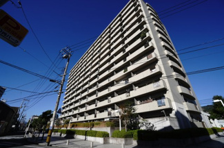 【外観】 | 【耐震性】
耐震性の高さを判断するポイントは、
建築確認申請日が1981年6月1日以降の
新耐震基準に適合しているかどうか。
震度６程度の大地震でも
建物が崩壊しないレベルが基準になりました。