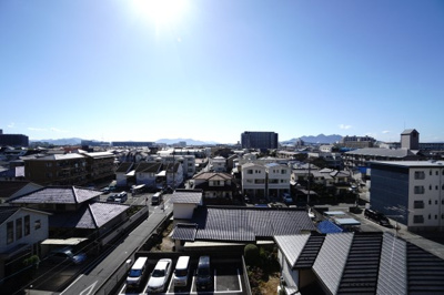 【展望】 | 【上質リノベ】ライオンズマンション海老園 | 【四季を感じる】
四季の移ろい・爽やかな青空や風を感じられ
自然を愉しめるパノラマビュー。
毎日の暮らしに余裕を感じさせてくれる、
遮る物の無い開放的な眺望を是非、ご堪能ください。
