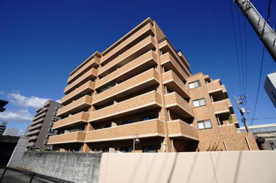 【外観】 | 【上質リノベ】ライオンズマンション海老園 | 【耐震性】
耐震性の高さを判断するポイントは、
建築確認申請日が1981年6月1日以降の
新耐震基準に適合しているかどうか。
震度６程度の大地震でも
建物が崩壊しないレベルが基準になりました。