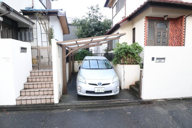 あきる野市雨間貸家の駐車場