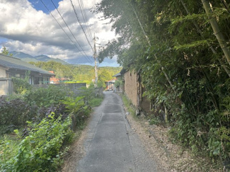 【前面道路含む現地写真】 | 幅2m弱の進入路（大型の車は難しい）