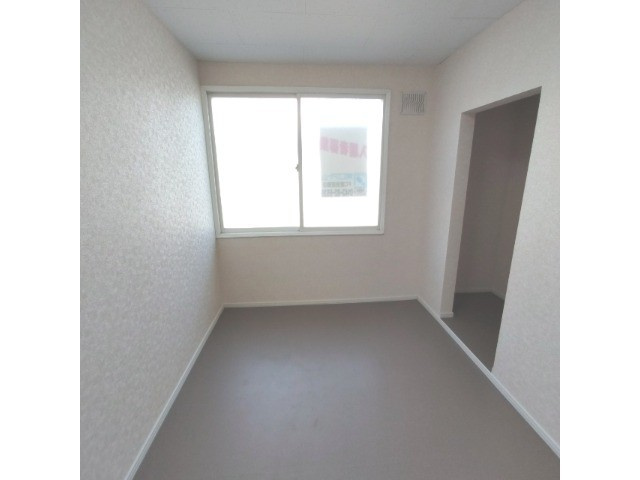 コンフォーティア桜木の洋室