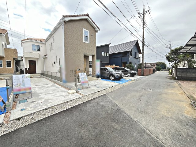狭山市狭山・全4棟　新築未入居一戸建て　3号棟　の前面道路含む現地写真|前面道路は車通りが少なく、駐車が苦手な方も安心してゆっくり停めることができます。