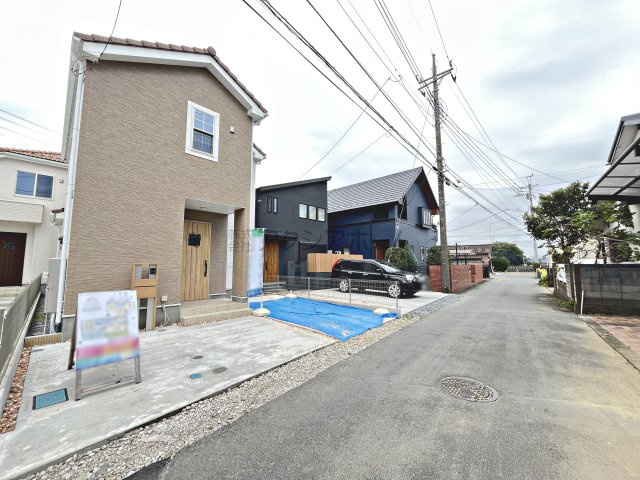 狭山市狭山・全4棟　新築未入居一戸建て　4号棟　の前面道路含む現地写真|前面道路は車通りが少なく、駐車が苦手な方も安心してゆっくり停めることができます。
