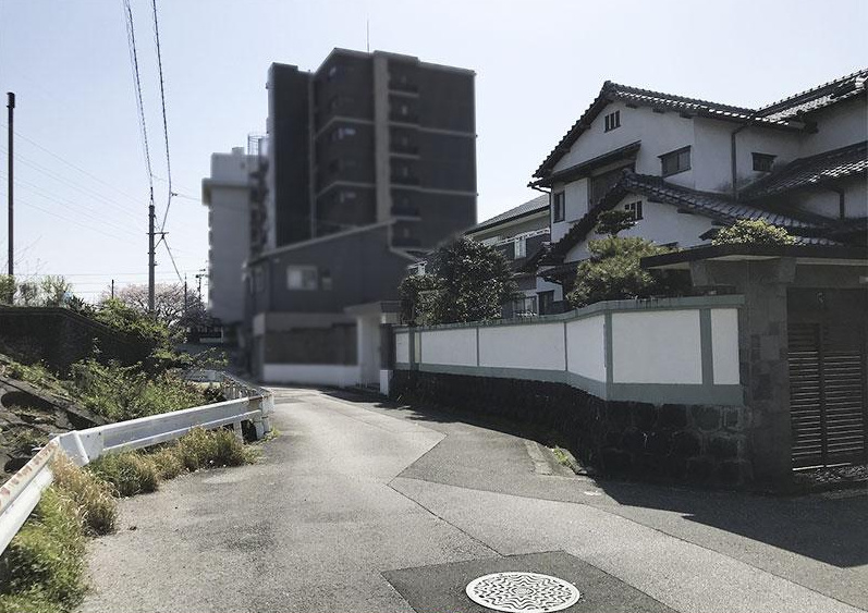 高知市愛宕町３丁目　中古住宅の前面道路含む現地写真