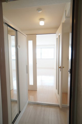 【その他共用部分】 | 【リフォーム済】ロッコーマンション国泰寺 | 【玄関ホール】
人を迎え入れる最初の場所だからこそ、
清潔感があり纏まった空間にして頂ける様に
姿見付きシューズBOXを設置。
リビングに入るドアは観音開き式で、
大きな家具を入れるのも楽チンです！