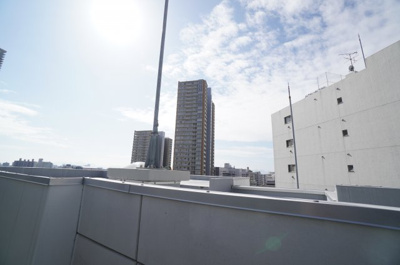 【展望】 | 【リフォーム済】ロッコーマンション国泰寺 | 【眺望】
さすがに、都会中も都会の街中なので、11Fと高層階ですが、
スコーンと抜けたようにとはいかないのですが、
それでも高層階なので、青空の眺望は確保出来ているようです。