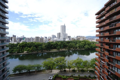 【展望】 | 【上質リノベ】シャンボール広交 | 【四季を感じる】
四季の移ろい・爽やかな青空や風を感じられ
自然を愉しめるパノラマビュー。
毎日の暮らしに余裕を感じさせてくれる、
遮る物の無い開放的な眺望を是非、ご堪能ください。