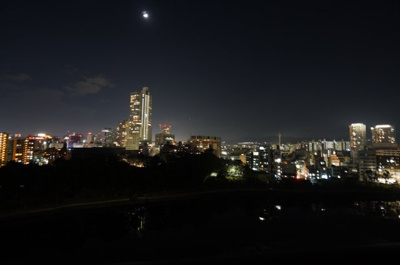 【展望】 | 【上質リノベ】シャンボール広交 | 【Night View】
物件からの夜の景色は、隠れ夜景スポットのよう。
お仕事から疲れて帰ってきて、この夜景を楽しめるのも
この立地ならでは。
もう少し早い時間のサンセット夜景もキレイかも。