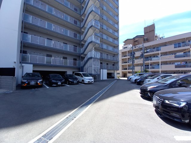 エステムコート神戸ハーバーランド前Ⅶレーベルの駐車場