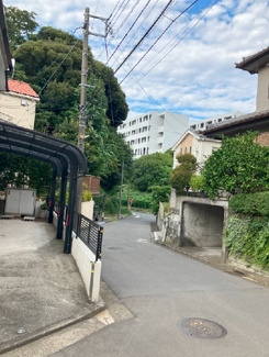 【周辺】 | 敷地前面道路を出るとすぐに明治学院大学が見えます。緑豊かです。明治学院大学があるので、バスの本数も多いです。