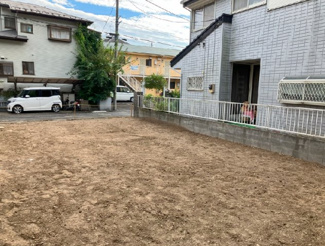 【外観】 | カースペース、ちょっとしたお庭も。ガーデニングなど楽しめそうです。