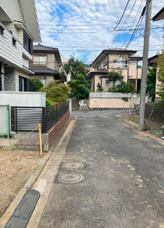 【周辺】 | 静かな街並み。前面道路は適度な幅があり、車庫入れも大丈夫。