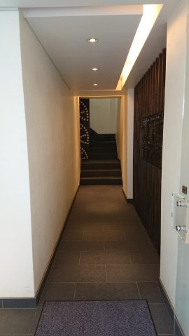 芳町ビルのエントランス