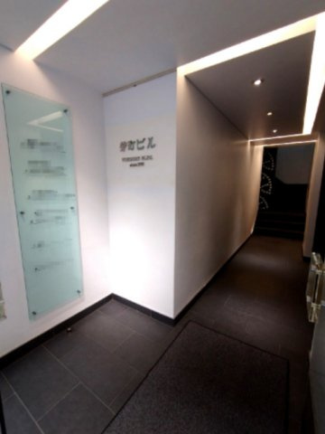 芳町ビルのエントランス